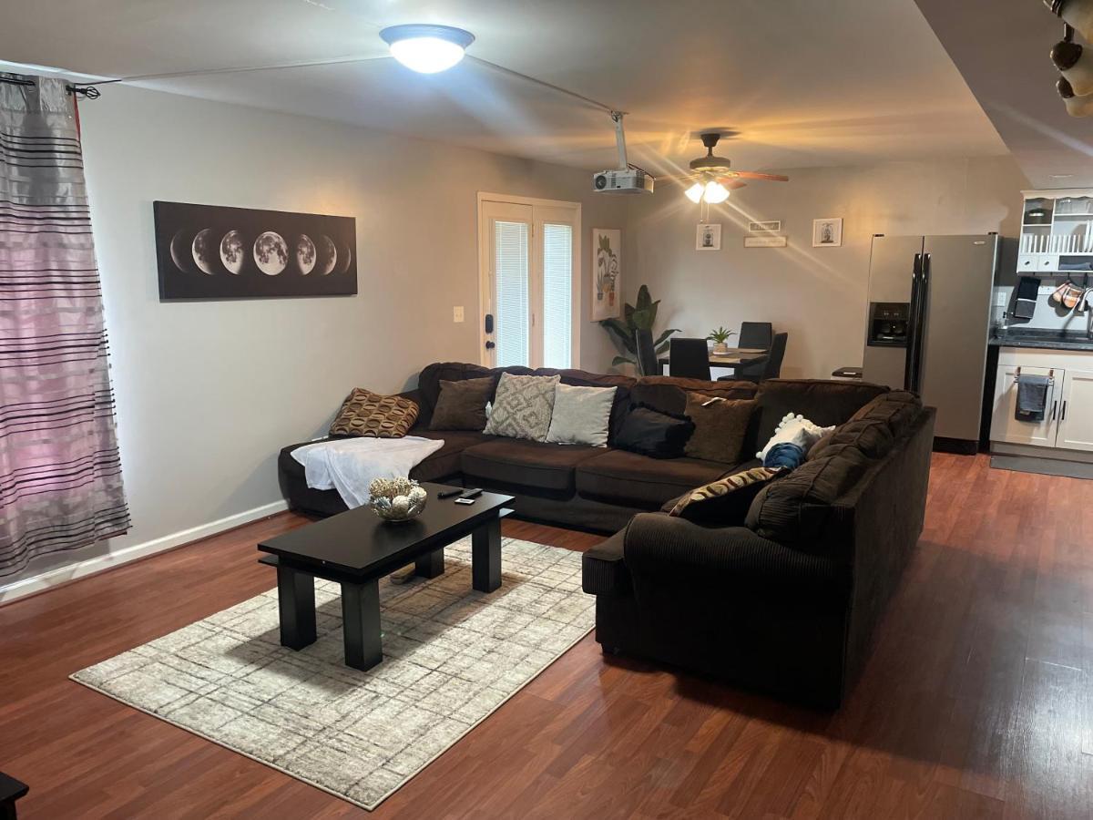 Cute 2-Brm Walkout Apt With Pool Table And Theater Apartment Lexington Luaran gambar