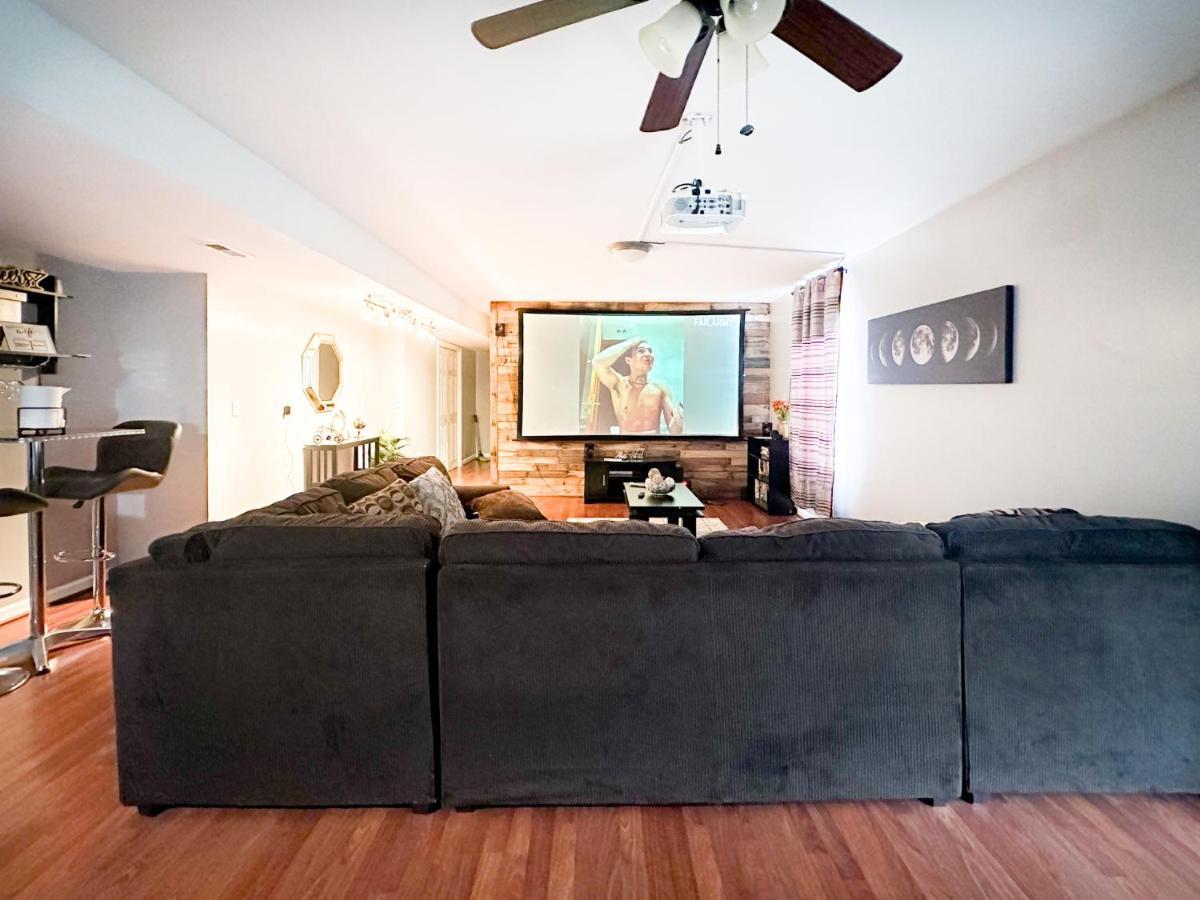 Cute 2-Brm Walkout Apt With Pool Table And Theater Apartment Lexington Luaran gambar