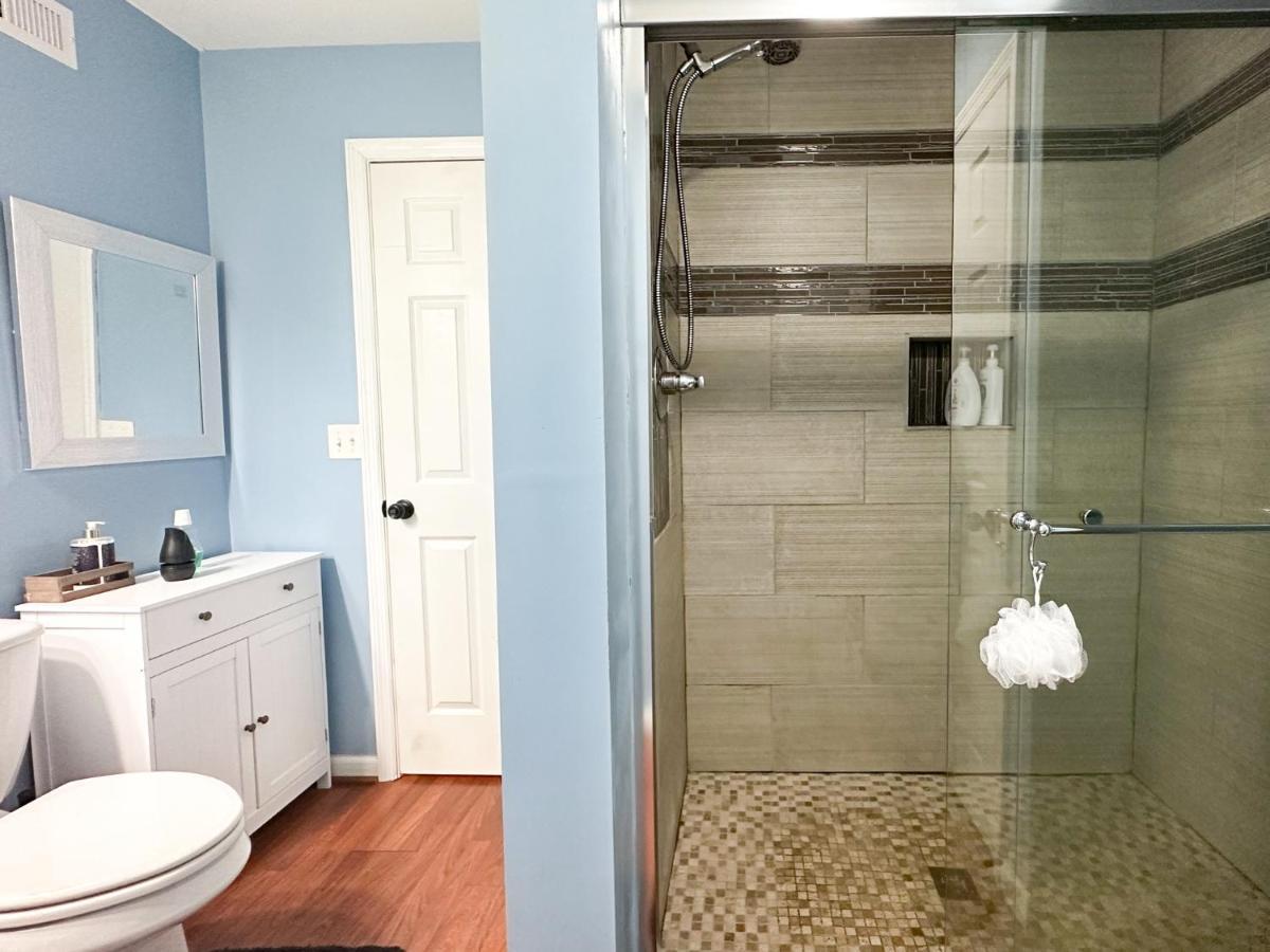 Cute 2-Brm Walkout Apt With Pool Table And Theater Apartment Lexington Luaran gambar