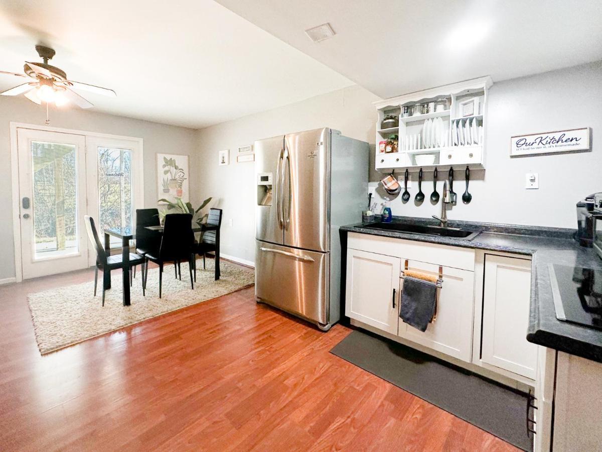 Cute 2-Brm Walkout Apt With Pool Table And Theater Apartment Lexington Luaran gambar